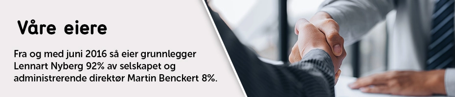 Zwei Personen in Anzügen geben sich über einem Schreibtisch die Hand, als Symbol für ein Geschäft oder eine Zusammenarbeit.