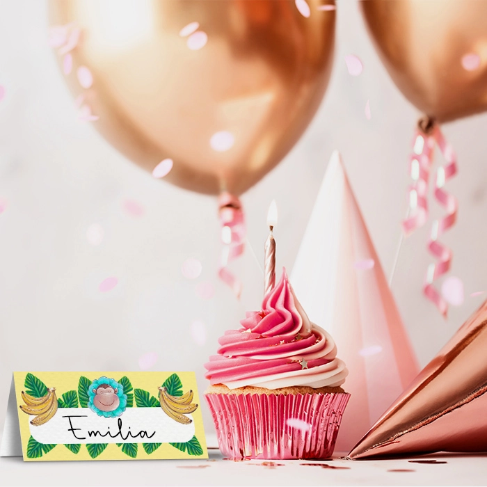 Gult placeringskort med apor och bananer på ett bord med kalasdukning