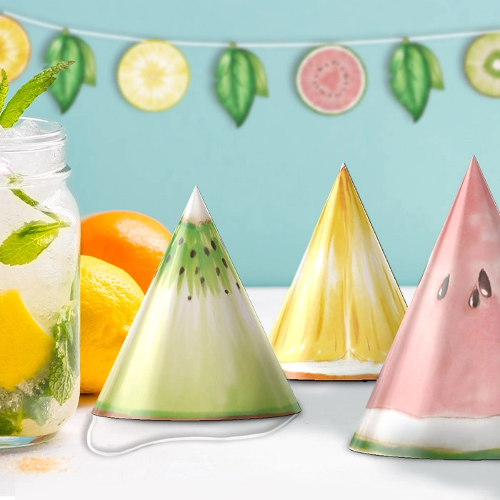 Partyhattar med fruktdesign ståendes på ett bord
