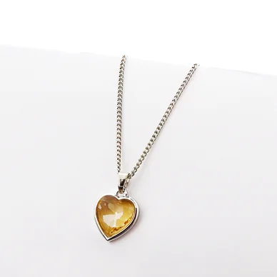 Halsband med hjärtformad kristall