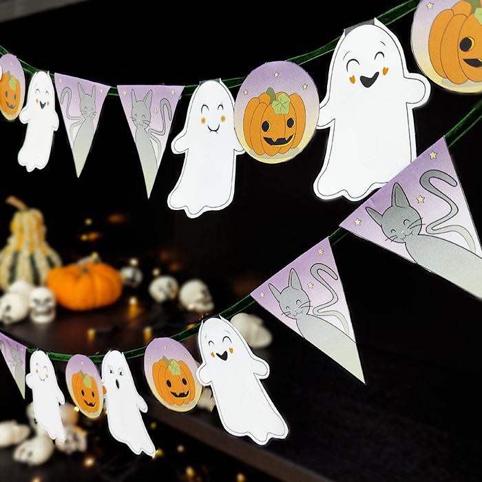 Halloween-girlander med spøkelser, gresskar og katter.
