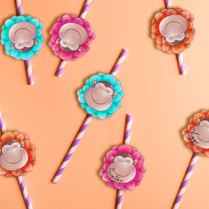 Sugrör med dekorationer i form av aphuvuden med blomkragar