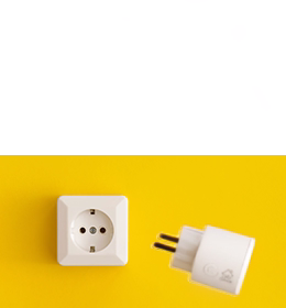 Smart uttag mot en gul bakgrund.