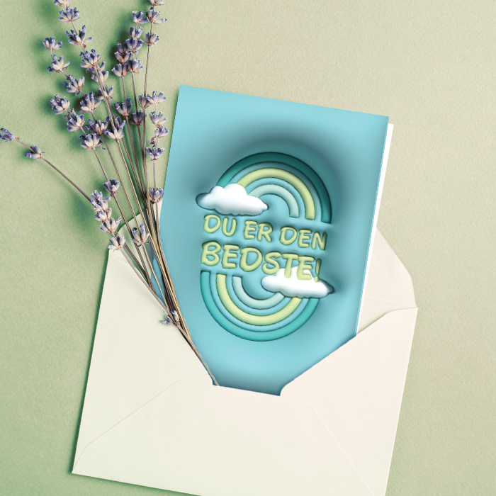 Blåt kort med teksten du er bedst, liggende i en kuvert på en lys grøn baggrund.