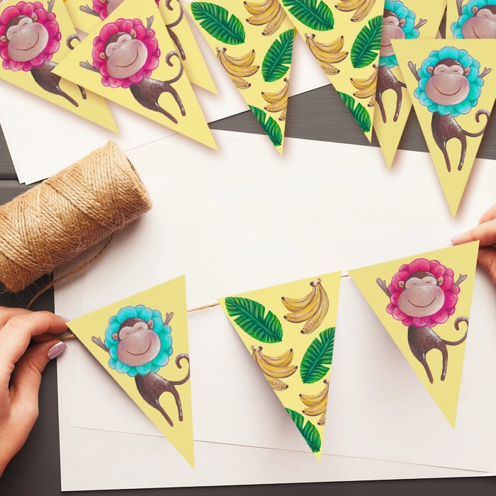 Gul vimpelgirlang med apor och bananer