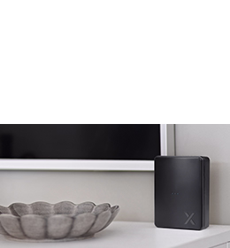 Smart hubb placerad nära en tv