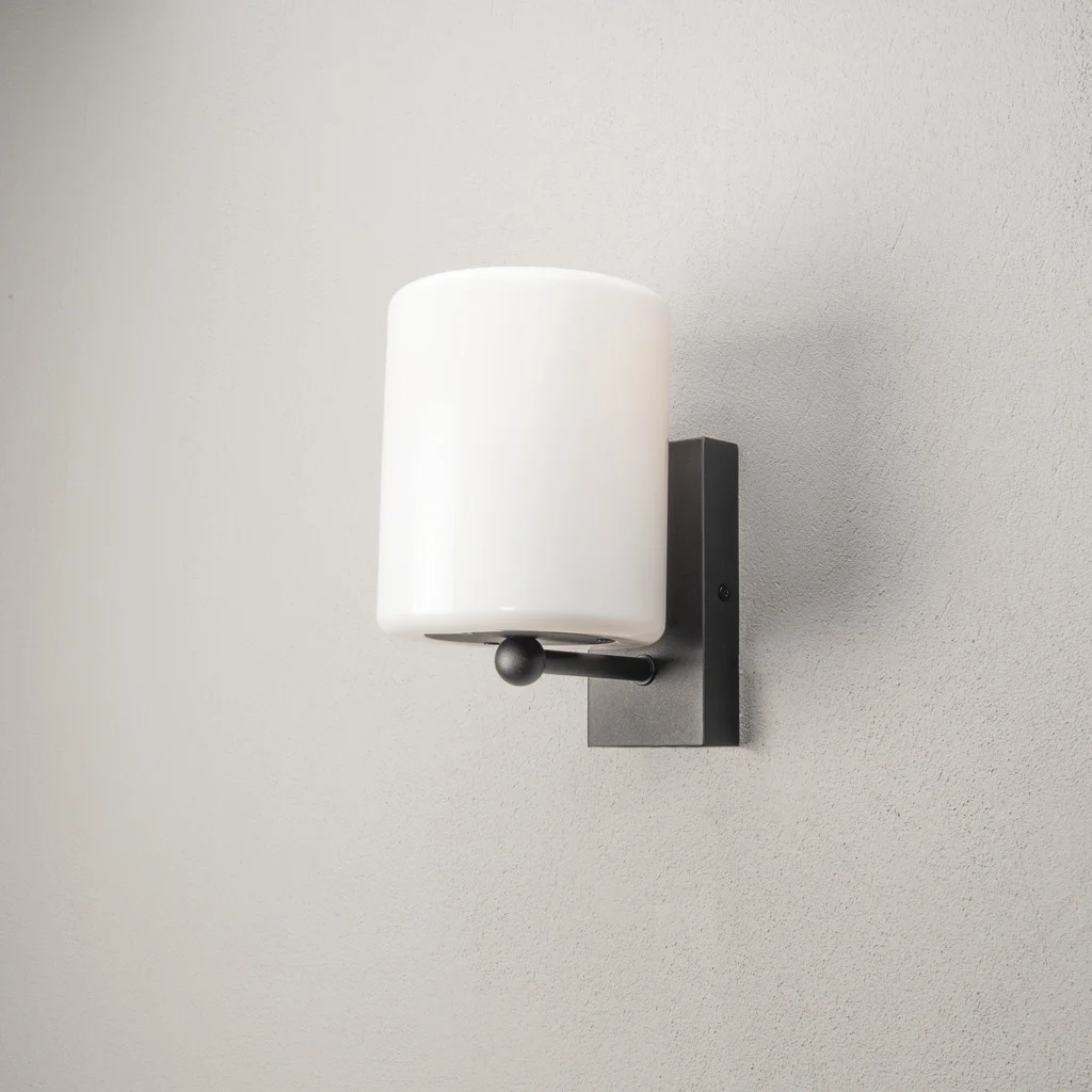 Portici Vägglampa Svart E27 Glöd Opalt plastglas